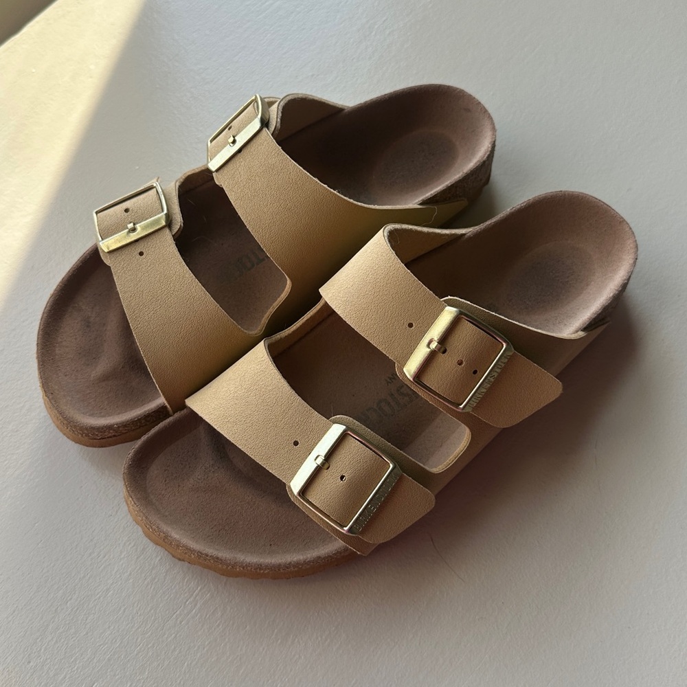 Birkenstock Arizona Vegan Size 39 Women's Double Strap Sandals in Latte Cream